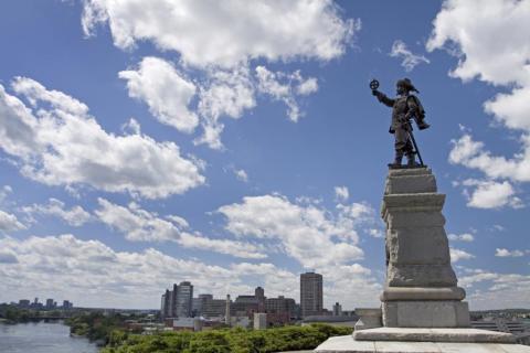 Champlain2009_03_Statue_Sky_City ~_0
