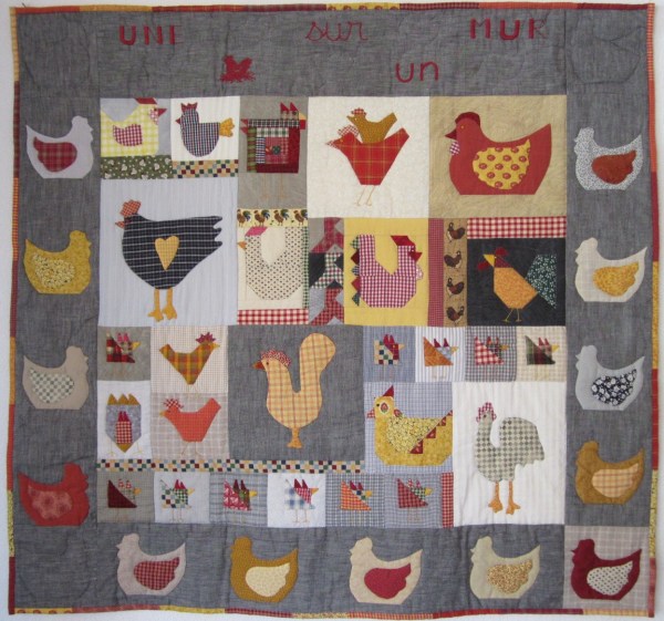 une-poule-sur-un-mur