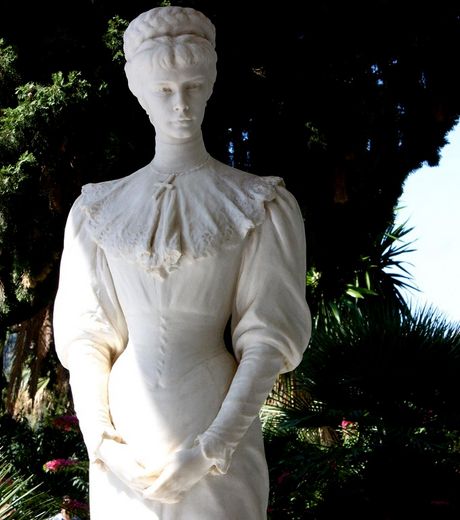 achilleion-statue-de-l-imperatrice-elisabeth-a-taille-reelle-credtis-photo-runintherain-flickr_760_w460