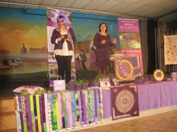 La salle Satgé de Colomiers a un décor qui nous convenait parfaitement, avec un large dessin des bords de la Garonne et des couples dansant en costume folklorique ! Merci au club de patchwork de Colomiers d’y avoir invité France Patchwork ! 