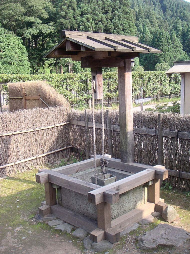 800px-Well_with_bucket,_Ichijodani_200507