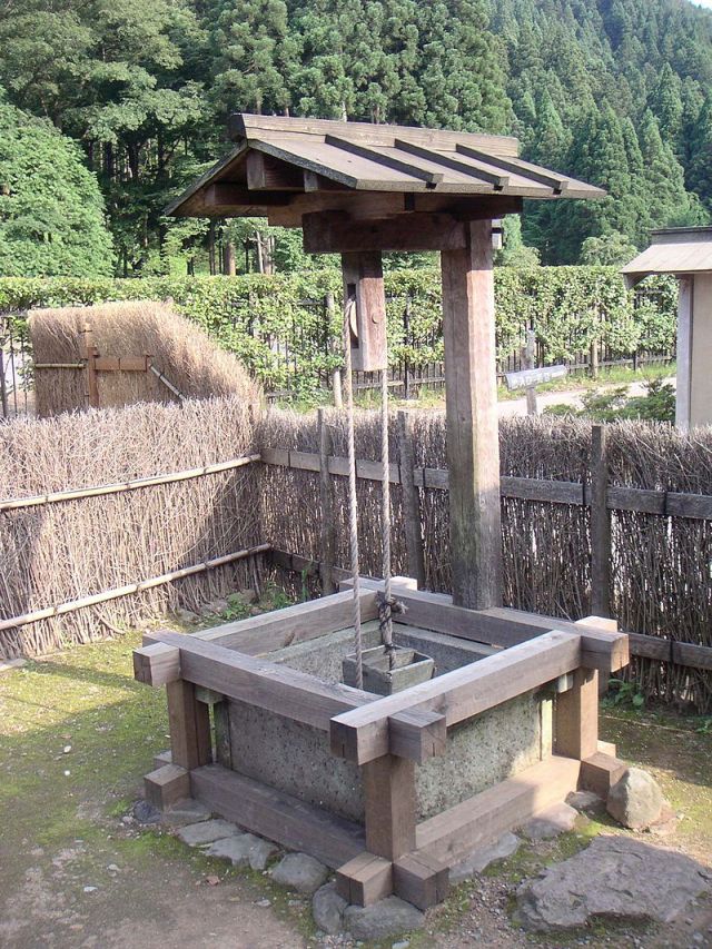 800px-Well_with_bucket,_Ichijodani_200507