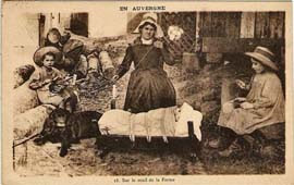 Famille au seuil de la ferme avec bébé @